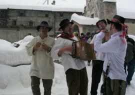 Lhi lops a Chianale, carnevale alpino